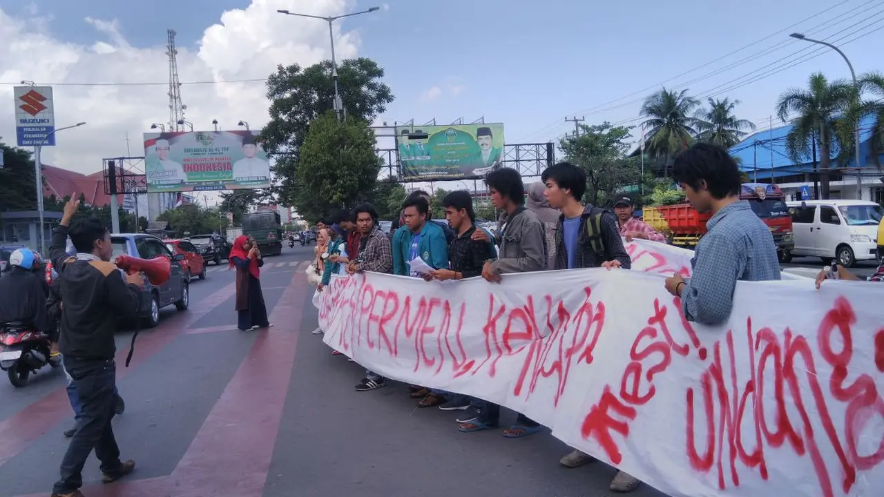 Aktivis di Makassar Bagikan Mawar Putih (Fauzan/Liputan6.com)