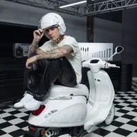 Lihat tampilan motor Vespa kolaborasi dengan Justin Bieber. (Dok/VESPA).