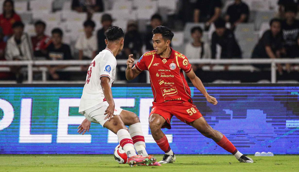Gelandang serang Persija, Muhammad Rayhan Hannan (kanan) mencoba melewati adangan pemain Persis Solo pada pertandingan pekan ke-30 BRI Super League 2025/2026 di Stadion Utama Gelora Bung Karno (SUGBK), Jakarta, Senin 27 April 2026 malam WIB. (Bola.com/Abdul Aziz)