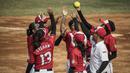 Para atlet softball Indonesia tos bareng saat melawan Korea Selatan pada laga Asian Games di Lapangan Softball Senayan, Jakarta, Selasa (21/8/2018). Indonesia kalah 2-4 dari Korsel. (Bola.com/Vitalis Yogi Trisna)