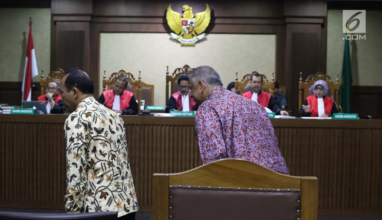 Dirut PT PLN Persero Sofyan Basir (kanan) bersama Direktur Pengadaan Strategis 2 PT PLN Supangkat Iwan Santoso saat menjadi saksi sidang dugaan suap pembangunan PLTU Riau-1 di Pengadilan Tipikor, Jakarta, Selasa (12/2). (Liputan6.com/Helmi Fithriansyah)