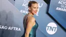 Aktris Scarlett Johansson berpose saat menghadiri SAG Awards 2020 di Shrine Auditorium & Expo Hall di Los Angeles (19/1/2020). Di acara ini, wanita yang biasa dipanggil Scar-Jo  memakai 11 tindikan yang melekat ditubuhnya. (Leon Bennett/Getty Images/AFP)