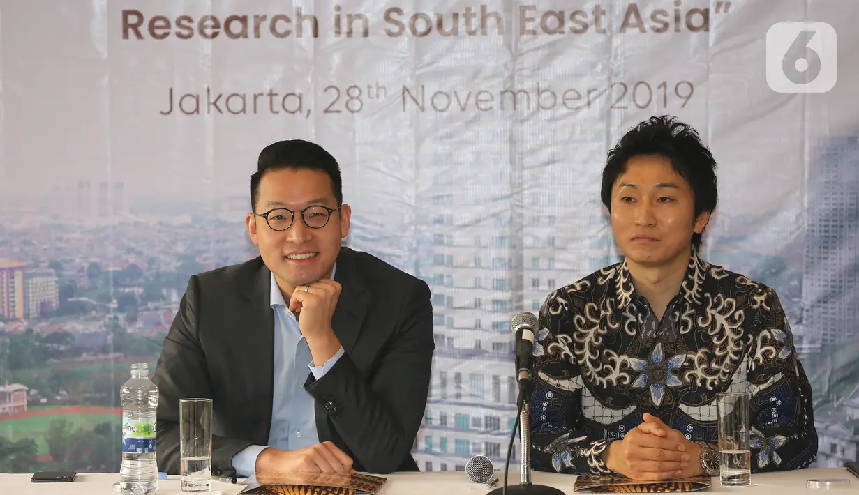 CEO PT Lippo Karawaci John Riady dan VP and Head of Global Business Strategy SoftBank Hidebumi Kitahara memberi keterangan pers usai MoU di Jakarta, (28/11/2019). Kerjasama tersebut untuk mendukung perkembangan proyek digitalisasi menggunakan Internet of Things. (Liputan6.com/Fery Pradolo)