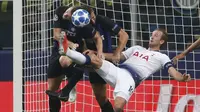 Striker Tottenham Hotspur, Harry Kane, berusaha melepaskan tendangan salto ke gawang Inter Milan pada laga Liga Champions di Stadion Giuseppe Meazza, Milan, Selasa (18/9/2018). Inter Milan menang 2-1 atas Tottenham Hotspur. (AP/Antonio Calanni)