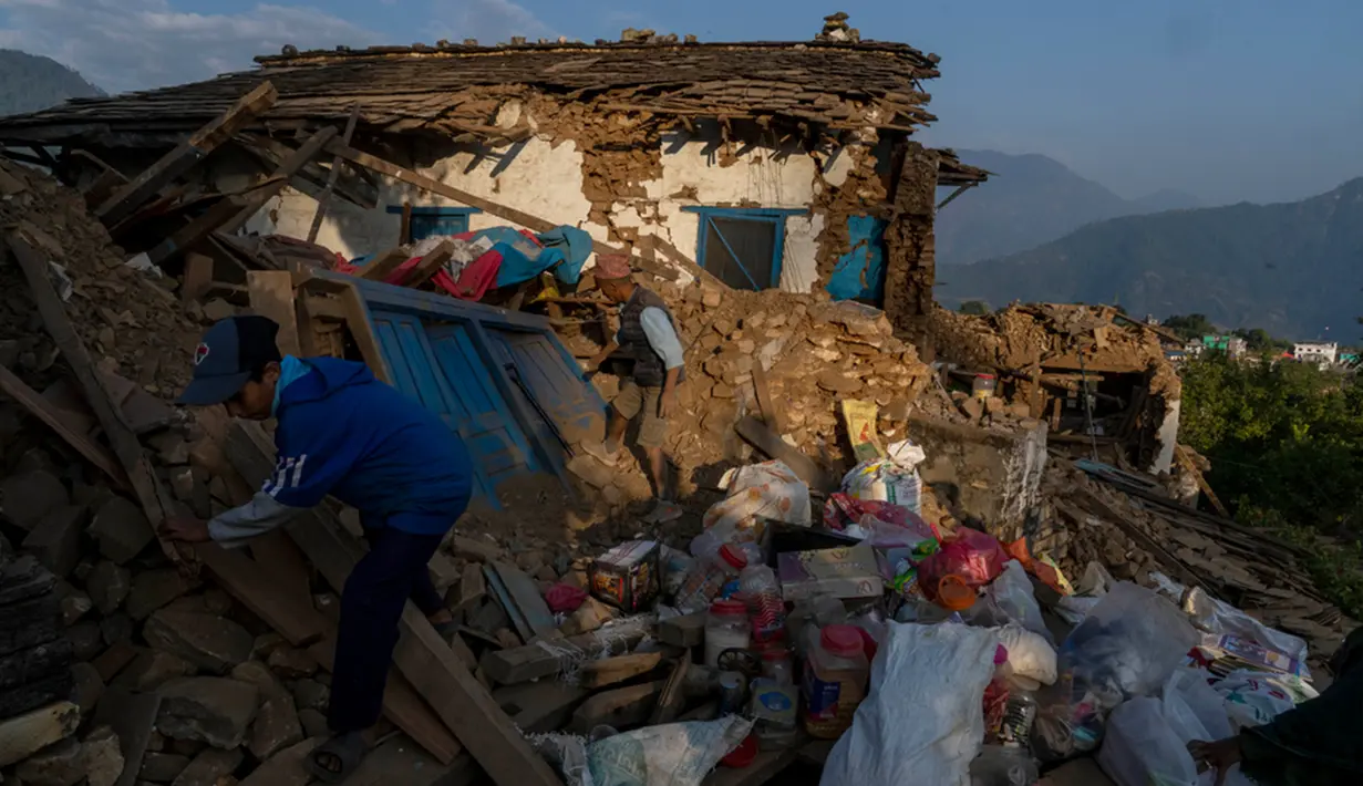 Pejabat daerah mengatakan kualitas konstruksi yang buruk dan gempa yang terjadi ketika orang-orang masih tertidur menjadi alasan banyaknya korban jiwa. (AP Photo/Niranjan Shrestha)