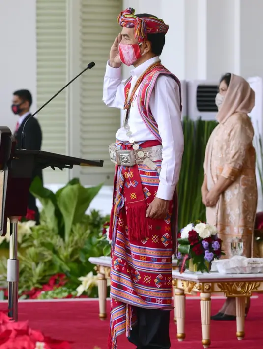 Presiden Joko Widodo atau Jokowi saat memimpin Upacara Peringatan Detik-detik Proklamasi di halaman Istana Merdeka Jakarta, Senin (17/8/2020). Kali ini, Presiden Jokowi memilih menggunakan baju adat Timor Tengah Selatan dari Nusa Tenggara Timur ( NTT). (Foto: Biro Pers Sekretariat Presiden)