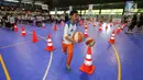 Remaja putra mendribble bola basket pada program Junior NBA Indonesia di Cilandak, Jakarta, Sabtu (24/3). Program ini meliputi serangkaian school clinic dan selection camp pada 21 Juli. (Liputan6.com/Fery Pradolo)