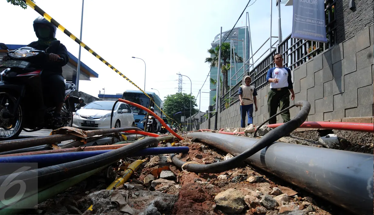 Kondisi instalasi kabel jaringan bawah tanah di Jalan TB Simatupang, Jakarta, Kamis (1/9). Tampak, aktivitas warga dan pengendara yang melintasi Jalan TB Simatupang Jakarta dekat pintu tol Lenteng Agung 2. (Liputan6.com/Helmi Fithriansyah)
