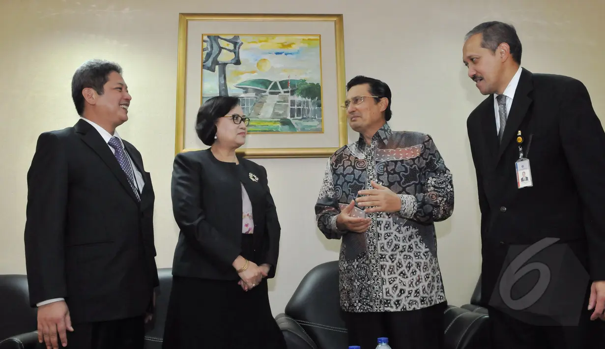 Ketua Komisi XI DPR Fadel Muhammad (kedua kanan) berbincang dengan Calon Deputi Gubernur BI Erwin Rijanto, Hendy Sulistiowati dan Dody Budi Waluyo disela uji kelayakan di Kompleks Parlemen, Jakarta, Senin (20/4/2015).  (Liputan6.com/Andrian M Tunay)