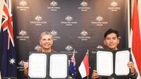 Dubes Australia Penny Williams dan Deputi Pengembangan Pemuda Kemenpora RI Asorun Ni'am menandatangani MoU Proram AIYEP pada Jumat, 7 Oktober 2022. (Australian Embassy Jakarta/Flickr)