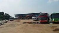 Terminal terpadu tipe A Pondok Cabe di Kecamatan Pamulang, Kota Tangerang Selatan yang terlihat sepi aktivitas. (Liputan6.com/Pramita Tristiawati)