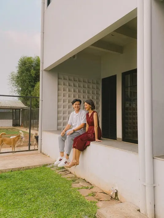 Persahabatan Dion Wiyoko dan Sheila Dara Aisha memang sudah terjalin cukup lama. Mereka dipercaya oleh sutradara Yandy Laurens untuk beradu akting. Sukses perankan series Mengakhir Cinta Dalam Tiga Episode, kini keduanya disatukan kembali dalam series Yang Hilang Dalam Cinta. Chemistry kuat keduanya ini membuat alur cerita series tersebut kian menarik untuk disaksikan. (Liputan6.com/IG/@sheiladaisha)