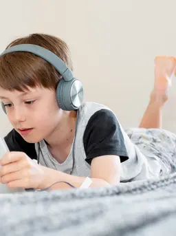 Alih-alih memata-matai, dampingi anak dalam memahami risiko media sosial. Diskusikan tentang privasi, keamanan akun, dan cara menghadapi cyberbullying agar mereka bisa lebih mandiri. (Foto: Emily Wade/Unsplash)