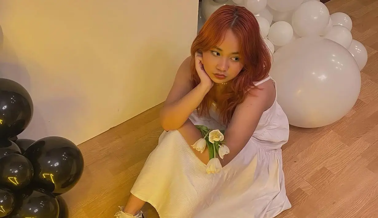 Tak kalah mencuri perhatian, perpaduan outfit pakaian Mima Shafa dengan gaya rambutnya ini tentu butuh kreativitas tersendiri. Perihal penampilan, Mima Shafa tak diragukan lagi.