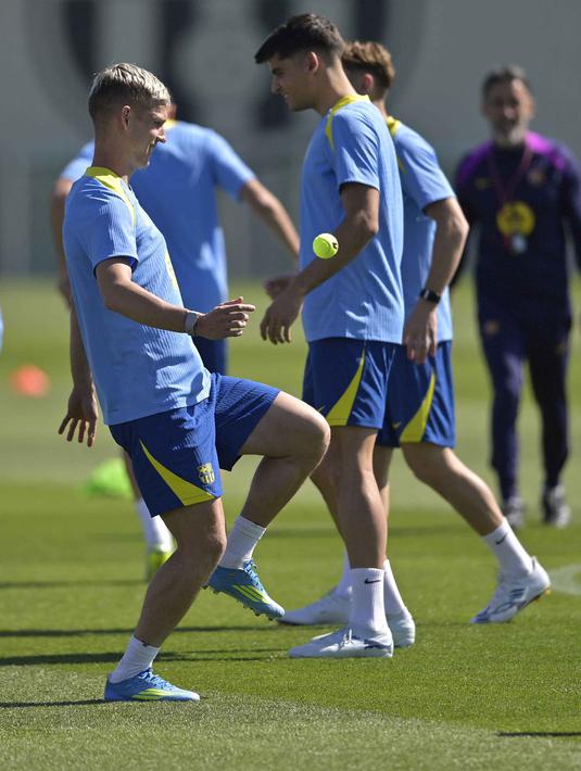 Duel ini juga memperpanjang catatan pertemuan antara Barcelona dan Atletico Madrid sepanjang musim berjalan. Tampak dalam foto, gelandang Barcelona asal Spanyol, Daniel Olmo (kiri) saat sesi latihan menjelang pertandingan leg pertama perempat final Liga Champions 2025/2026 melawan Atletico Madrid di lapangan latihan Joan Gamper, Sant Joan Despi, dekat Barcelona, pada Selasa 7 April 2026. (MANAURE QUINTERO/AFP)