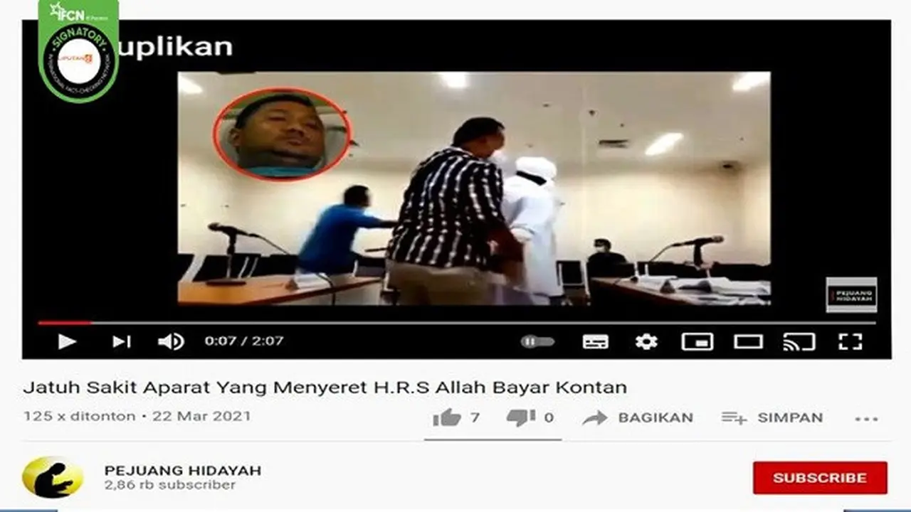 Gambar Tangkapan Layar Video yang Diklaim Aparat Jatuh Sakit Usai Menyeret Rizieq Shihab Saat Sidang. (sumber: YouTube)