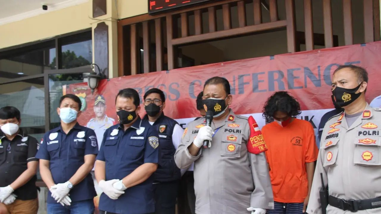 Polisi menangkap 4 pelaku tawuran di Kebun Jeruk. (Yopi/Liputan6.com)