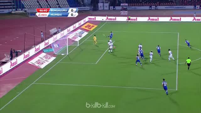 Berita video striker klub India, Sunil Chhetri, tak melakukan selebrasi setelah mencetak gol mudah di liga. This video presented by BallBall.