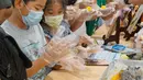 Para turis mencoba membuat kue bulan di kawasan jalan komersial di Guangzhou, Provinsi Guangdong, China selatan, pada 1 Oktober 2020. Masyarakat di seluruh China menikmati beragam makanan lezat selama libur Hari Nasional dan Festival Pertengahan Musim Gugur. (Xinhua/Liu Dawei)