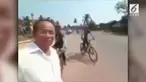 Maksud hati ingin eksis dan mengabadikan perlombaan balap sepeda, seorang kakek malah apes dan tertabrak pembalap.