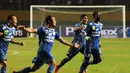 Sejumlah pemain Persib Bandung berlarian usai mengalahkan Persipura Jayapura di Stadion Gelora Sriwijaya, Palembang, (7/11/2014). (Liputan6.com/Helmi Fithriansyah)