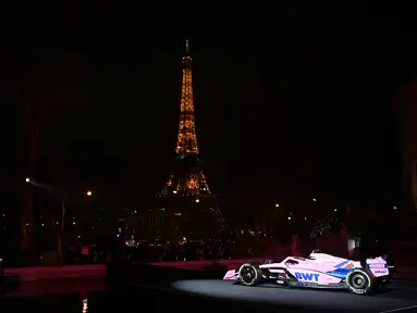 Tim Alpine meluncurkan mobil balap Formula 1 terbarunya Alpine A522 menjelang Musim 2022 di Palais de Tokyo, Paris, Prancis, Senin (21/2/2022). Pada F1 2022, mobil A522 itu tersebut akan dikemudikan Fernando Alonso dan Esteban Ocon. (FRANCK FIFE / AFP)