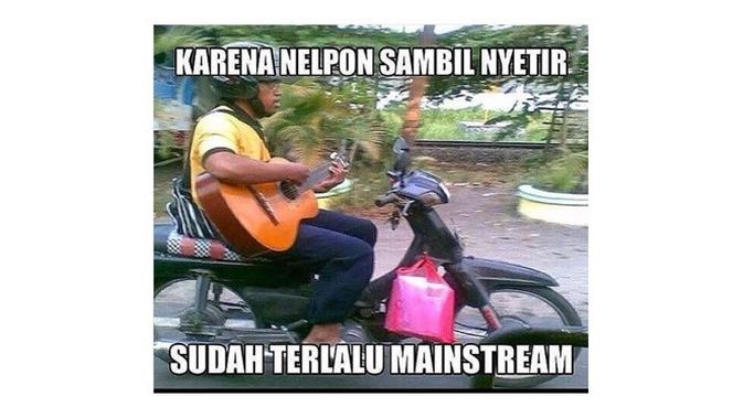 Aksi Bapak-bapak Saat Naik Kendaraan Ini Bikin Tepuk Jidat (Sumber: Facebook/Kementerian Humor Indonesia)