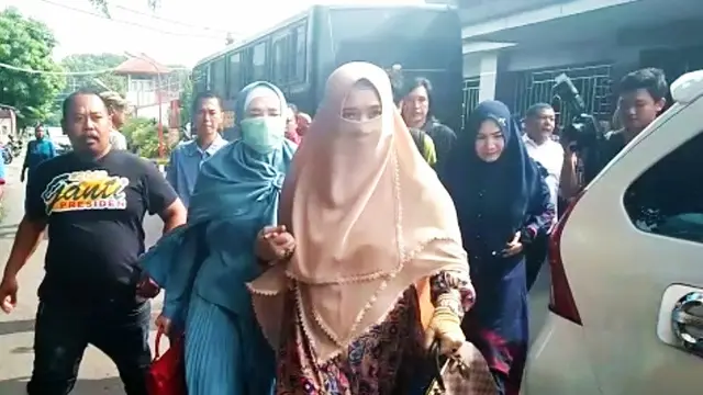 Mulan Jameela untuk pertama kalinya menjenguk suaminya, Ahmad Dhani Prasetyo di Rumah Tahanan (Rutan) Klas 1 Surabaya, di Medaeng Waru Sidoarjo Jawa Timur, Senin (11/2/2019).