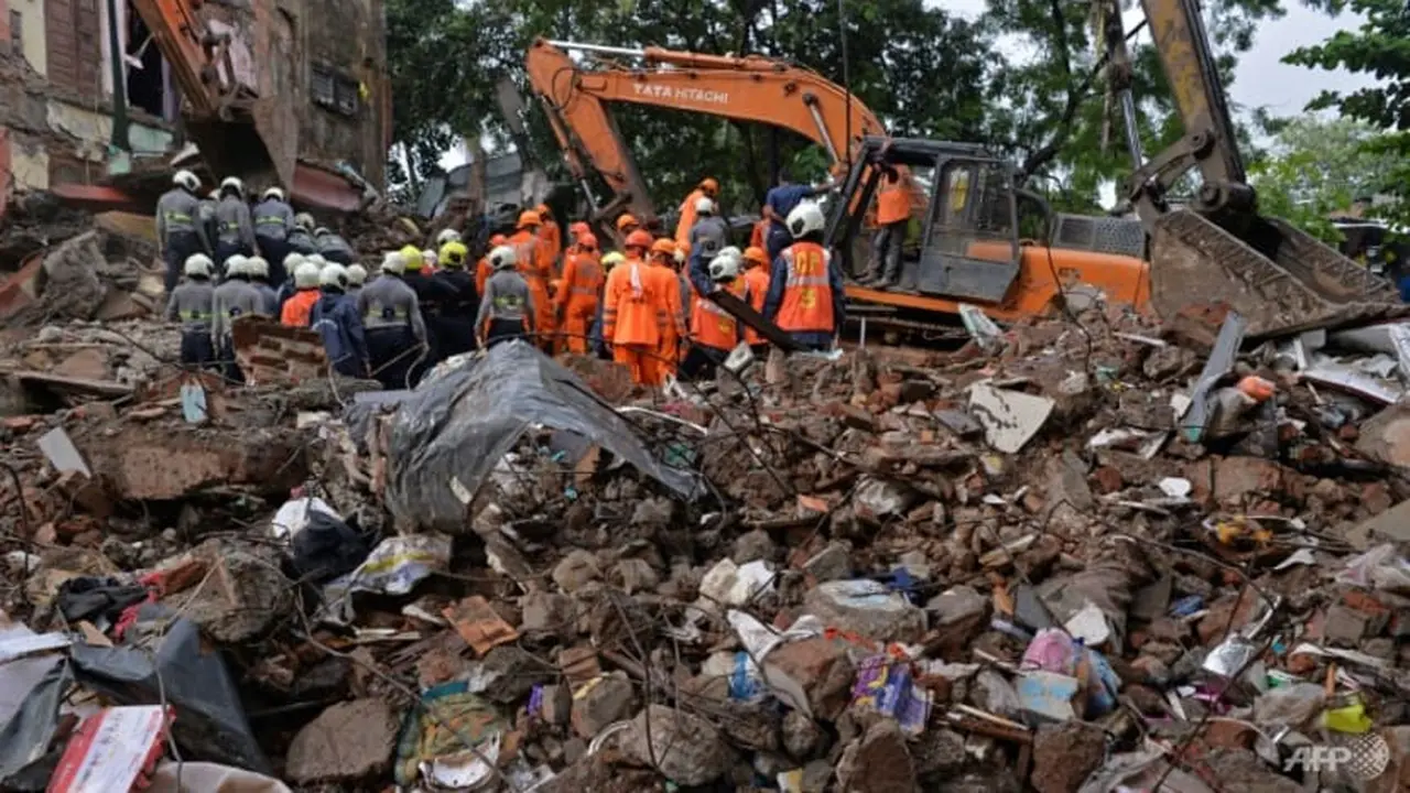 Bangunan roboh di distrik pusat Mumbai. (Foto: AFP/Indranil Mukherjee)