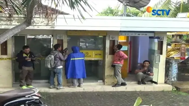 Mesin ATM dari sebuah area toko di Bali berhasil digondol pencuri. Sebelum beraksi, pelaku telah melumpuhkan tenaga keamanan.