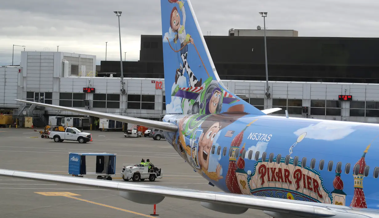 Ekor pesawat Alaska Airlines dicat dengan dengan tema khusus dari salah satu film yang diproduksi Pixar Animation Studios di Bandara Internasional Seattle-Tacoma, Seattle pada 7 Oktober 2019. Pesawat Boeing 737-800 milik maskapai tersebut menampilkan tokoh dari Toy Story. (AP Photo/Ted S. Warren)