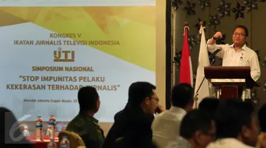 Menkoinfo, Rudiantara memberikan sambutan saat menghadiri acara Kongres V Ikatan Jurnalis Televisi Indonesia, di Jakarta, Jumat (20/1). Acara tersebut mengambil tema "Stop Impunitas Pelaku Kekerasan Terhadap Jurnalis". (Liputan6.com/Johan Tallo)