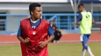 Gelandang Persib U-19,  Sjafril Lestaluhu. (Bola.com/Erwin Snaz)