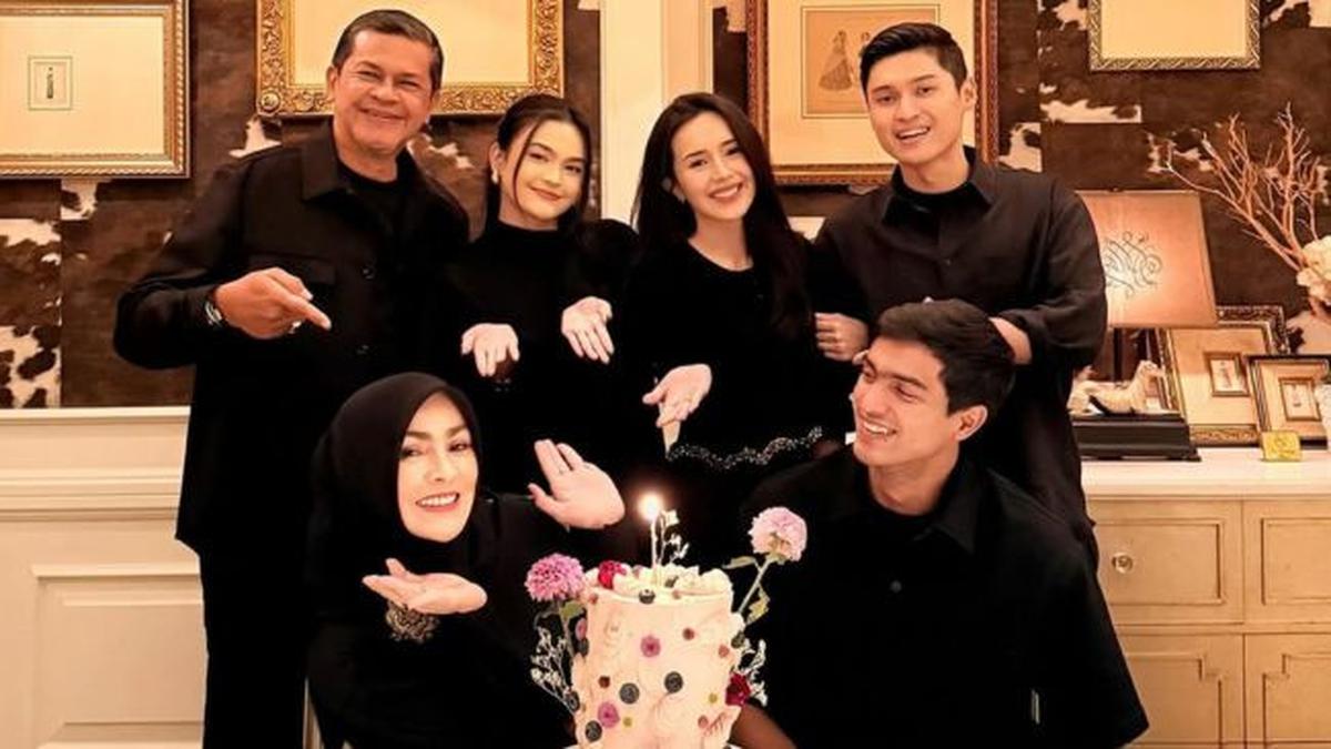 Elegan dengan Dresscode Hitam, 4 Potret Beby Tsabina dan Keluarga Rayakan Ultah Sang Mama