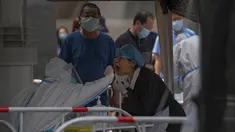 Warga diambil sampel lendir tenggorokan di tempat pengujian COVID-19 di distrik Chaoyang di Beijing, Selasa (14/6/2022). Pihak berwenang memerintahkan pengujian massal tiga hari di antara sekitar 3,5 juta penduduknya menyusul terdeteksinya ratusan kasus virus corona COVID-19 terkait dengan klaster bar 24 jam. (AP Photo/Andy Wong)