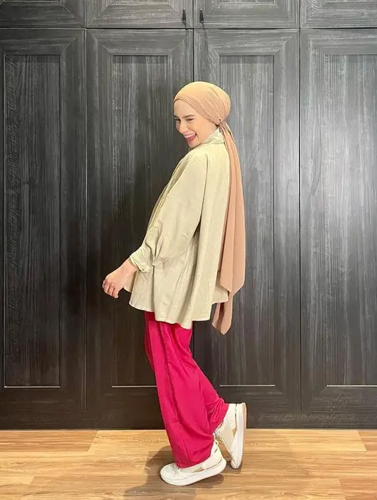 Gaya hijab turban yang versatile, bisa dipakai untuk look kasual sampai formal. Tinggal pemilihan outfitnya yang disesuaikan. Kali ini Putri Anne bergaya santai dengan celana warna fuchsia.  [Foto: @anneofficial1990]