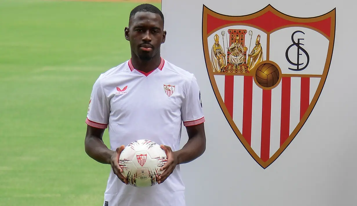Boubakary Soumare menjadi bagian Leicester City sejak awal musim 2021/2022 saat didatangkan dari LOSC Lille dengan nilai transfer 20 juta euro. Setelah dua musim, saat The Foxes terdegradasi dari Premier League pada akhir musim 2022/2023, ia memilih dipinjamkan ke Sevilla pada awal musim 2023/2024 sebagai salah satu wakil Spanyol di Liga Champions musim 2023/2024. (AFP/Cristina Quicler)