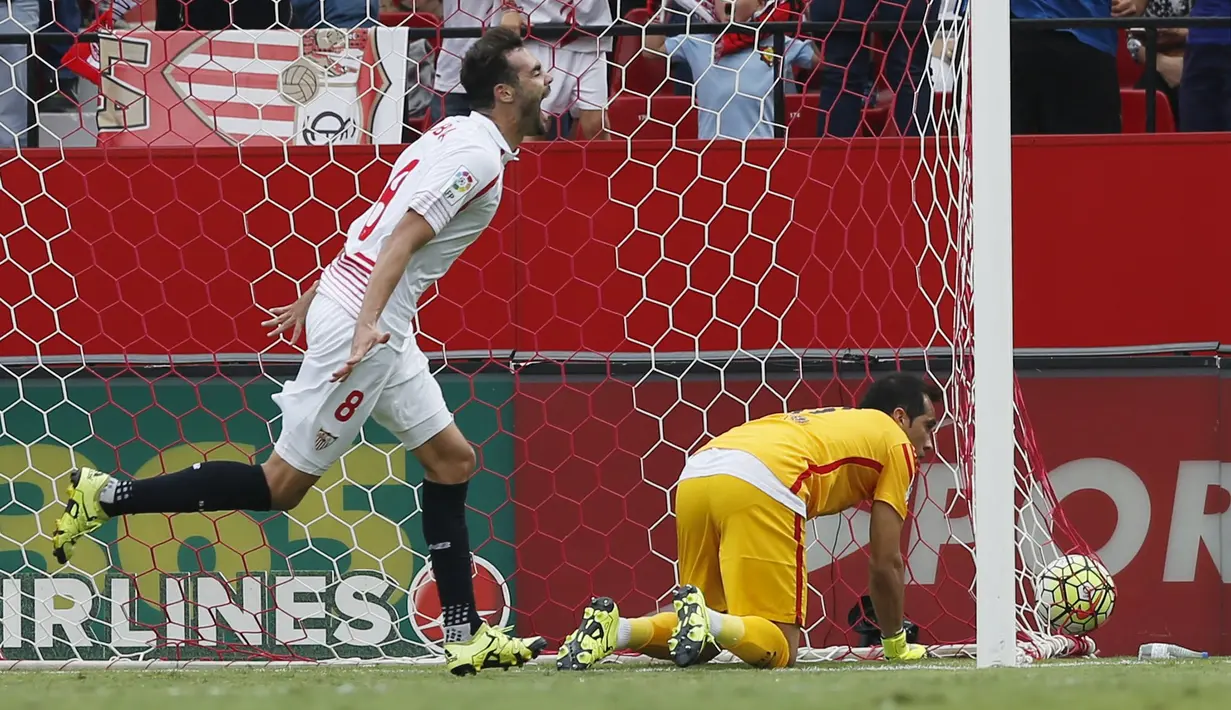 Pemain Sevilla Vicente Iborra (kiri) merayakan golnya dekat kiper Barcelona Claudio Bravo pada laga Liga Spanyol Sevilla FC vs Barcelona di Stadion Ramon Sanchez Pizjuan, Sabtu (3/10/2015). Sevilla menang 2-1.   REUTERS/Marcelo del Pozo