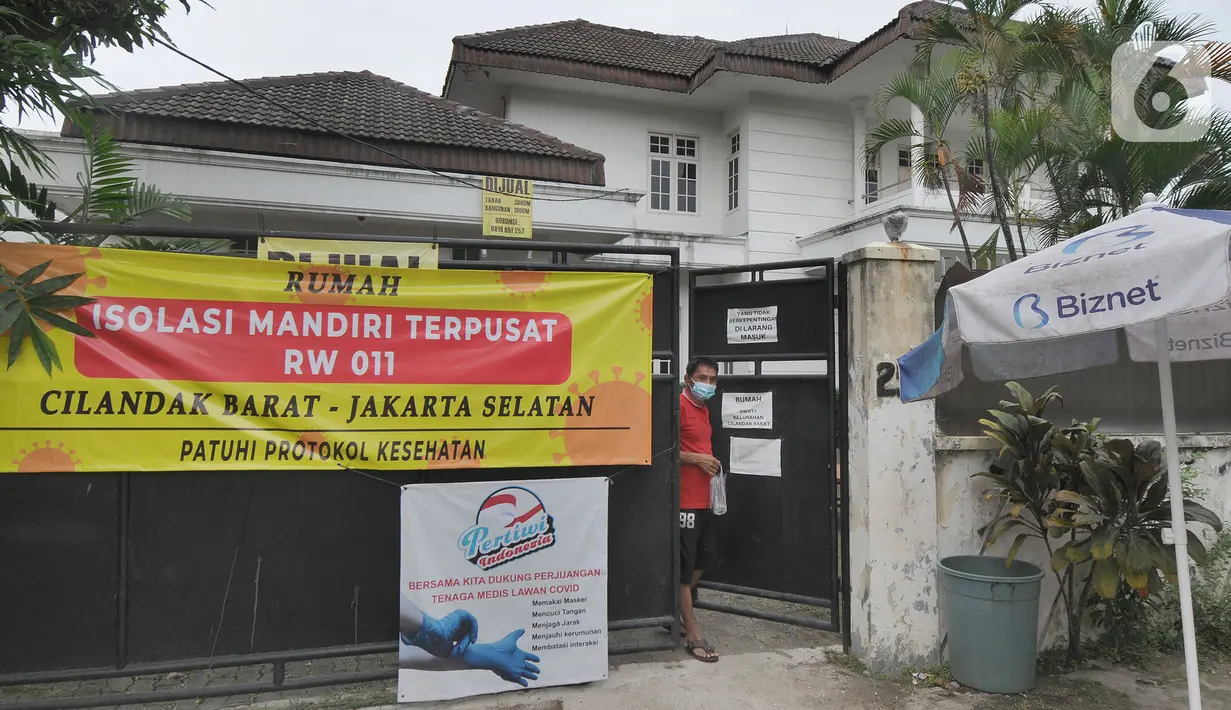 Spanduk pemberitahuan terpasang di depan sebuah rumah yang menjadi tempat isolasi mandiri warga sekitar yang positif covid-19 di Jalan MPR 1, Cilandak, Jakarta, Rabu (7/7/2021). Di rumahnya seluas 3000 meter persegi itu, ada empat dari 22 warga yang jalani isolasi mandiri. (merdeka.com/Arie Basuki)