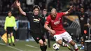 Bek Manchester United, Victor Lindelof, berebut bola dengan bek AZ Alkmaar, Ron Vlaar, pada laga Liga Europa di Stadion ADO, The Hague, Kamis (3/10). Kedua klub bermain imbang 0-0. (AFP/John Thys)