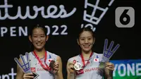 Pebulu tangkis ganda putri Jepang Nami Matsuyama/Chiharu Shida menunjukkan medali usai mengalahkan pebulu tangkis ganda putri Jepang Yuki Fukusima/Sayaka Hirota pada pertandingan final East Ventures Indonesia Open 2022 di Istora Senayan, Jakarta, Minggu (19/6/2022). Nami Matsuyama/Chiharu Shida menjuarai East Ventures Indonesia Open 2022 usai mengalahkan Yuki Fukusima/Sayaka Hirota dengan skor 18-21, 21-14, dan 21-17. (Liputan6.com/Faizal Fanani)