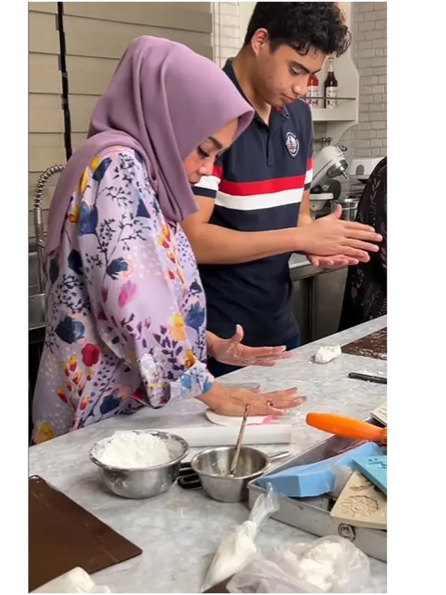 Sambut Lebaran, Ini 6 Potret Rieta Amilia dan Desiree Tarigan Bantu Bikin Kue Masjid