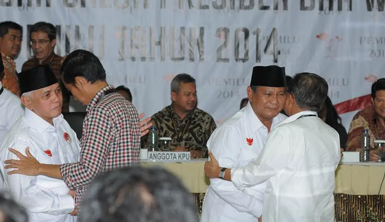 Jokowi tampak memeluk Hatta Radjasa, Prabowo pun tampak mencium pipi JK (Liputan6.com/Herman Zakharia)