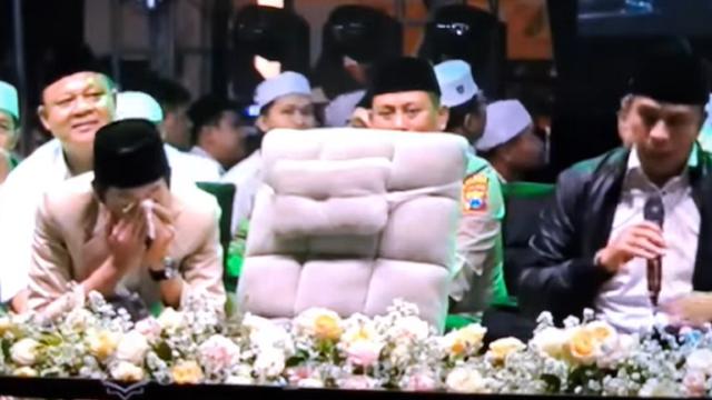 Gus Iqdam tak kuasa menahan air mata mendengarkan wejangan Gus Kautsar (Tangkap Layar YouTube ronronchanel)