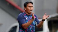 Bima Sakti Tukiman adalah seorang legenda hidup sepak bola Indonesia. Ia lahir di Balikpapan, Kalimantan Timur, pada tanggal 23 Januari 1976. (Bola.com/M Iqbal Ichsan)