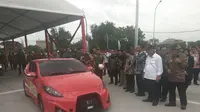 Presiden RI Joko Widodo (Jokowi) akhirnya mencoba mobil listrik Ezzy II besutan mahasiswa Institut Teknologi Sepuluh Nopember (ITS) Surabaya di Gerbang Tol (GT) Warugunung, Selasa (19/12 /2017).(Dian Kurniawan/Liputan6.com)
