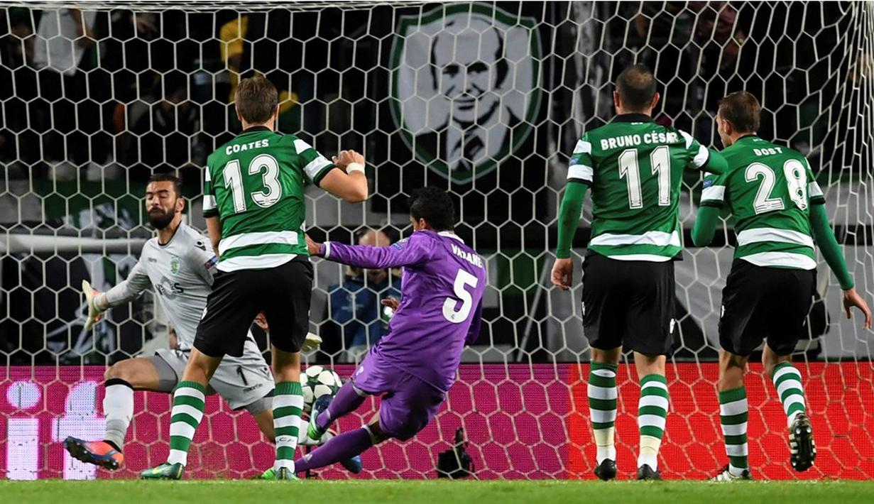 Bek Real Madrid, Raphael Varane, mencetak gol pertama ke gawang Sporting CP pada laga kelima Grup F Liga Champions di Estadio Jose Alvalade, Selasa (22/11/2016). (AFP/Francisco Leong)