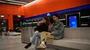 Sebagai informasi, serangan udara ini merupakan bagian dari perang yang meluas sejak akhir Februari 2026, yang dipicu oleh serangan udara Amerika Serikat bersama Israel terhadap Iran. Tampak dalam foto, orang-orang berlindung di stasiun metro bawah tanah saat sirene serangan udara memperingatkan datangnya rudal Iran di Tel Aviv, Israel, Sabtu, 7 Maret 2026. (AP Photo/Ohad Zwigenberg)