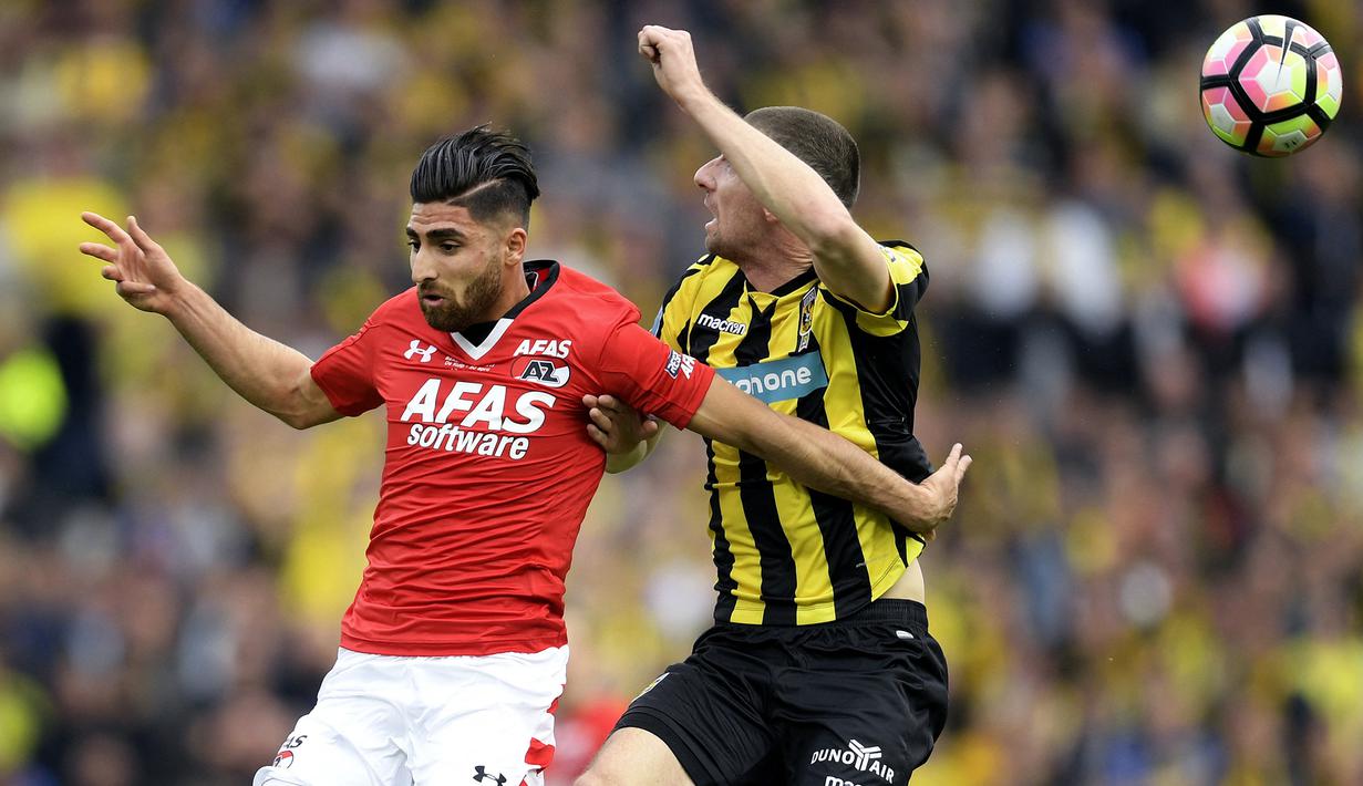 Gelandang AZ Alkmaar, Alireza Jahanbakhsh (kiri) berduel udara dengan bek Vitesse, Arnold Kruiswijk dalam laga final Piala Belanda 2016/2017 di Rotterdam (30/4/2017). Pemain asal Iran berusia 29 tahun yang sejak awal musim 2021/2022 memperkuat Feyenoord ini pernah menjadi top skor di Eredivisie Liga Belanda dengan torehan 21 gol pada musim 2017/2018 saat membela AZ Alkmaar. (AFP/ANP/Olaf Kraak)