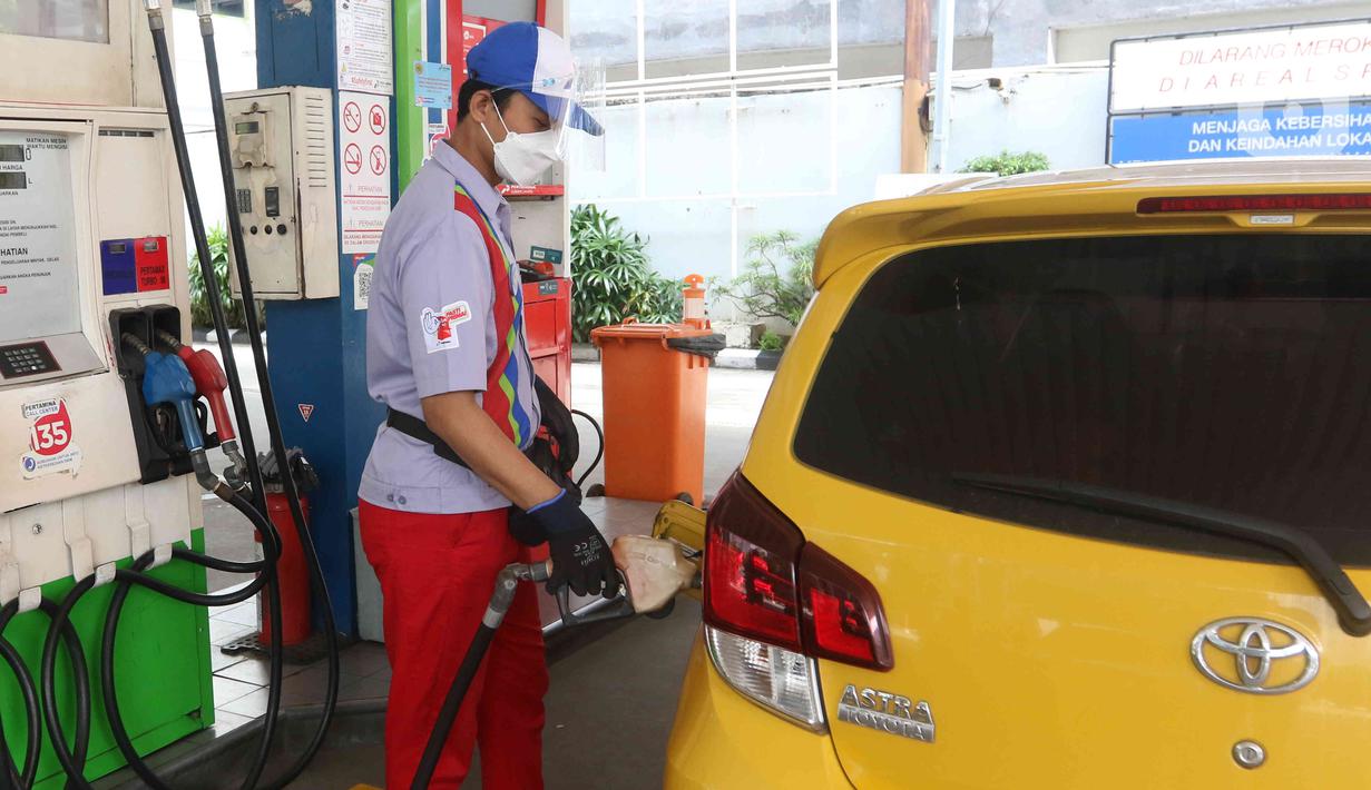 Petugas melayani pengisian BBM kendaraan konsumen di SPBU kawasan Jakarta, Senin (27/12/2021). Pemerintah berencana untuk menghapus Bahan Bakar Minyak (BBM) jenis Premium dan Pertalite dari peredaran secara bertahap dalam rangka peralihan penggunaan energi bersih. (Liputan6.com/Angga Yuniar)